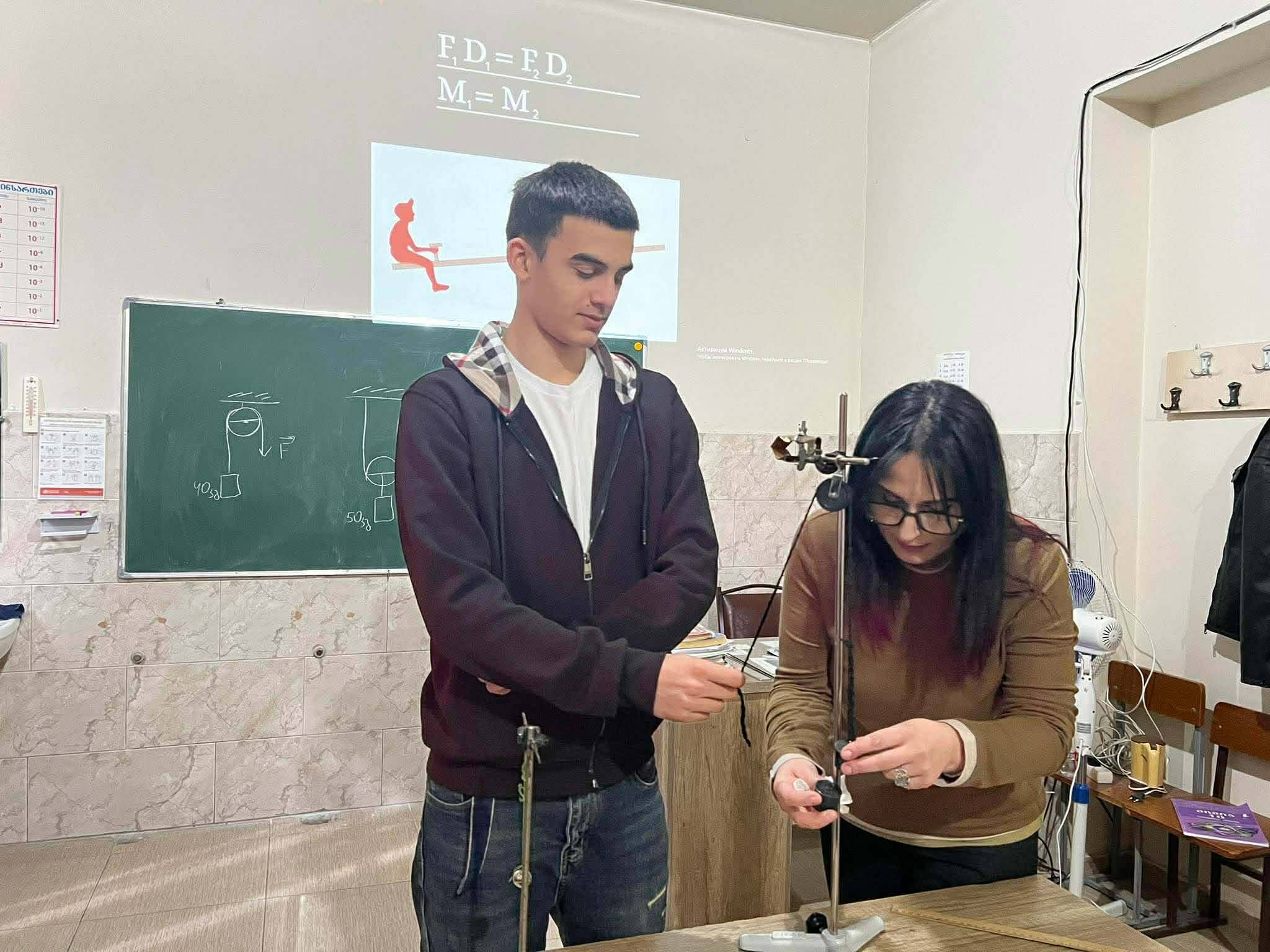 ფიზიკის გაკვეთილზე VIII (დ) კლასმა ჩაატარა პრეზენტაცია თემაზე „მარტივი მექანიზმები“.