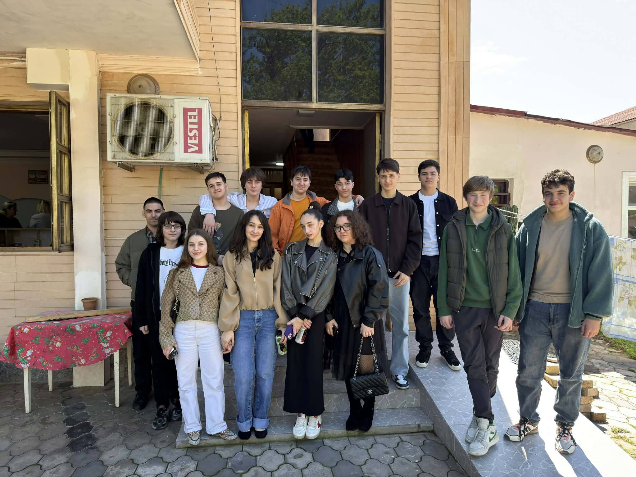 ჩვენი სკოლის მოსწავლეებმა განსაკუთრებული სითბოთი და სიყვარულით სავსე დღე აჩუქეს მოხუცთა სახლის ბინადრებს